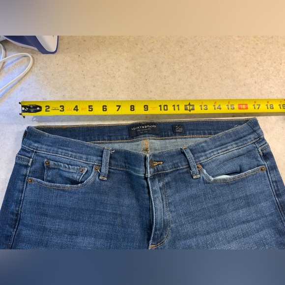 Lucky Brand Cropped Blue Jeans - Picture 4 of 5